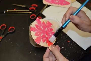 Rozpoczęły się WARSZTATY Z WYRABIANIA OZDÓB TECHNIKĄ WYCINANKI LUDOWEJ