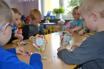 Warsztaty rękodzielnicze dla szkół i przedszkoli - Warsztaty z bibułkarstwa (robienie kwiatków i innych ozdób z bibuły)